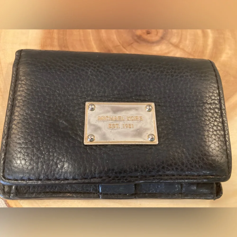 MICHAEL KORS Black Wallet Window‎ ID Credit Cards Slots Bi Fold JET SET
